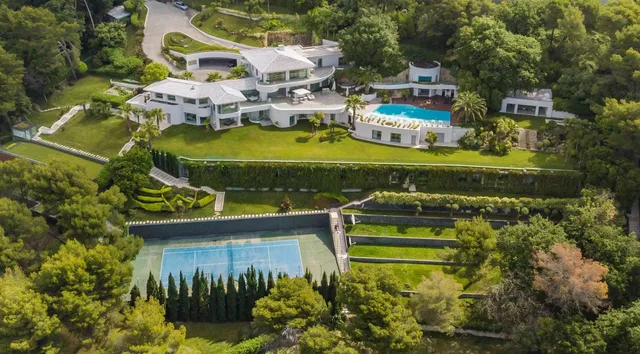 Cannes Californie — A Contemporary Icon Above the Bay