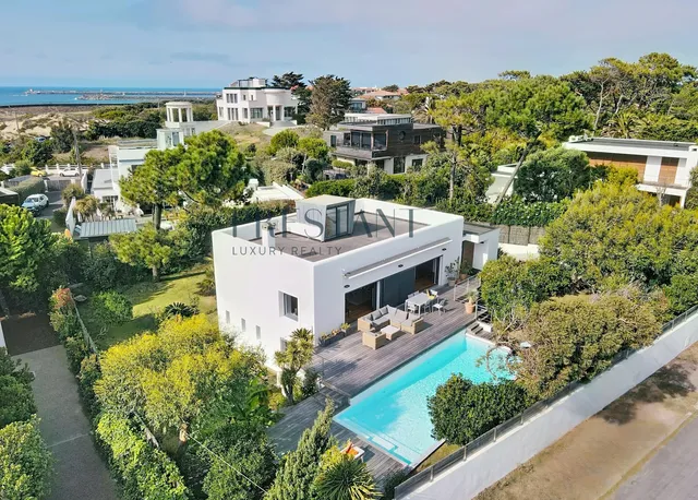 Architect-designed 240 sq m villa in Chiberta, sea views from the rooftop terrace