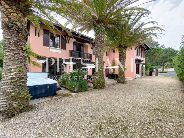 Anglet Chiberta, Maison de 370 m², parc de 4 200 m², piscine, jacuzzi, 7 chambres, à quelques pas des plages et du golf de Chiberta. Charme ancien et confort moderne.