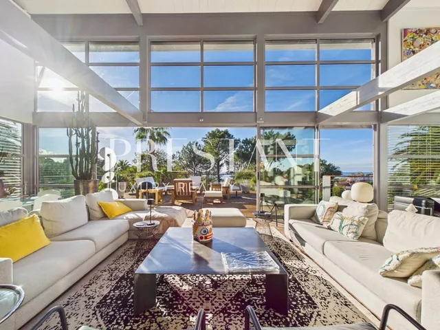 Architect-Designed Home with Ocean Views Close to the Centre of Biarritz