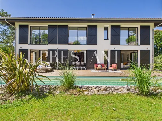 Spacious contemporary 310 m² house with pool, 10 minutes from central Biarritz