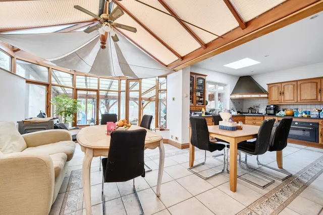 Greenway, Totteridge, N20