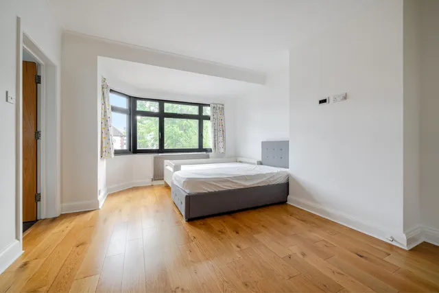 Kenver Avenue, Finchley, N12