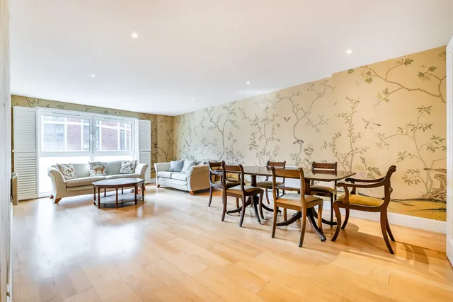 Vauxhall Bridge Road, London, SW1V