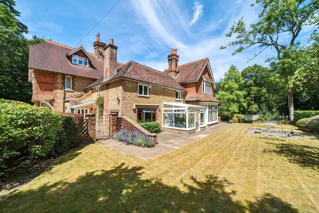 Farnham Road, Churt, Farnham, GU10