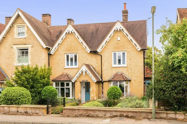 Petworth Road, Haslemere, GU27