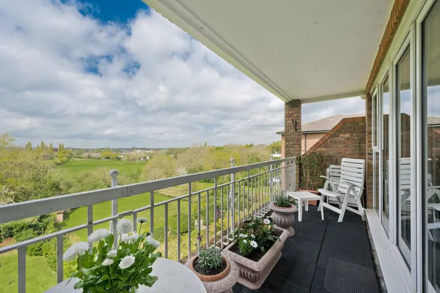 Oatlands Drive, Weybridge, KT13