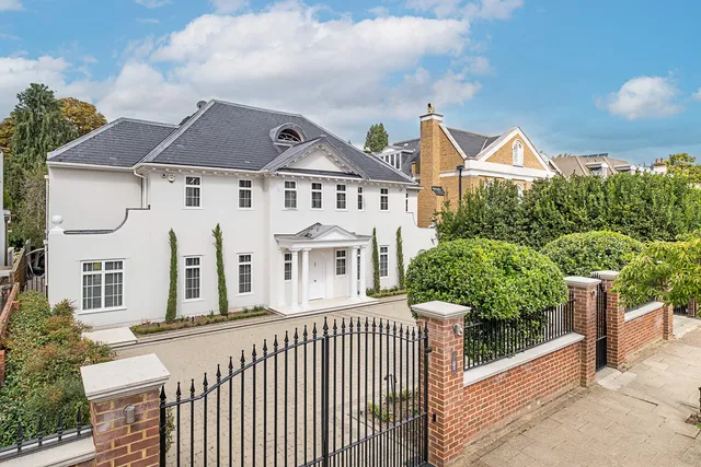Roedean Crescent, London, SW15