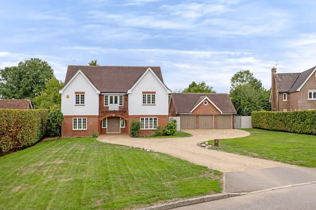 Oakland Close, Horsham, RH13
