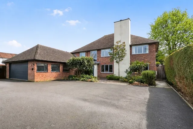 Cricketfield Road, Horsham, RH12