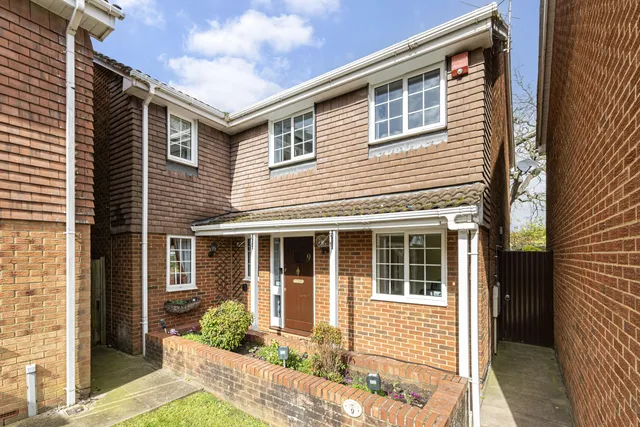 Carrington Square, Harrow, HA3