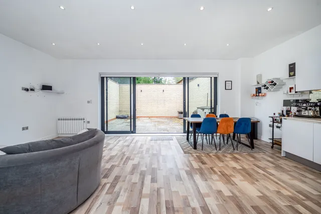 Gunnersbury Avenue, Ealing, W5