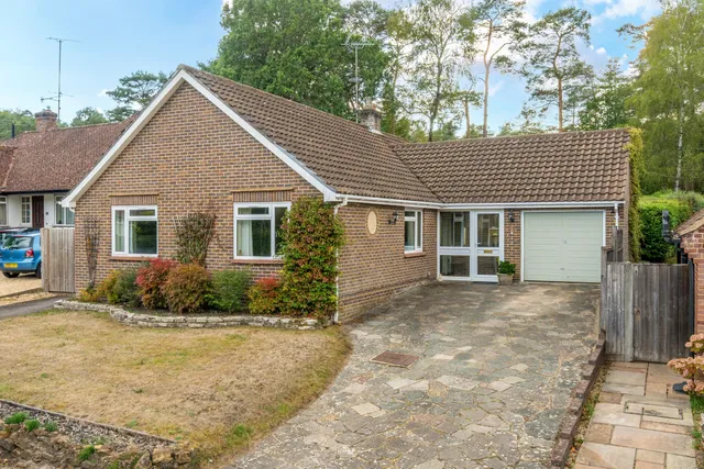 Vale Close, Farnham, GU10
