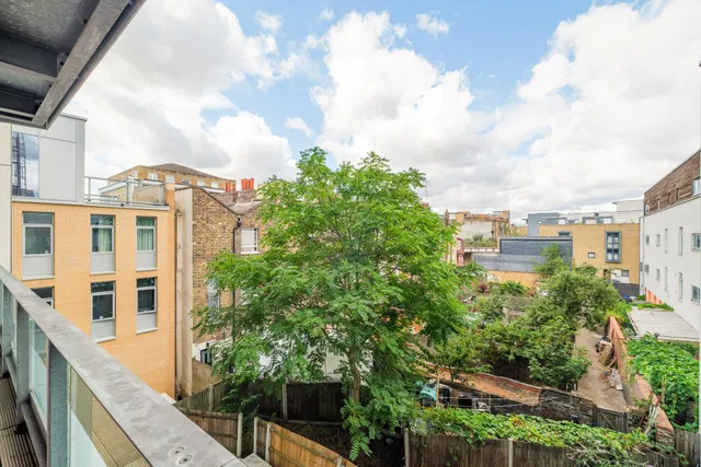 Salton Square, London, E14