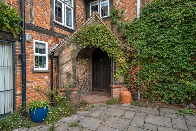 Three Stiles Road, Farnham, GU9