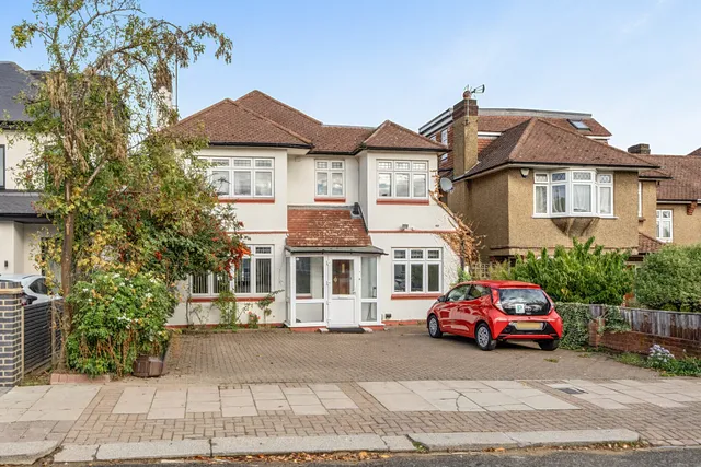 Greenway, Totteridge, N20