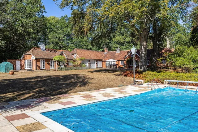 Chertsey Road, Windlesham, GU20