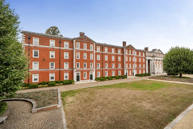 Peninsula Square, Winchester, SO23