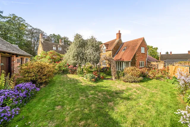 Banbury Road, Chacombe, OX17