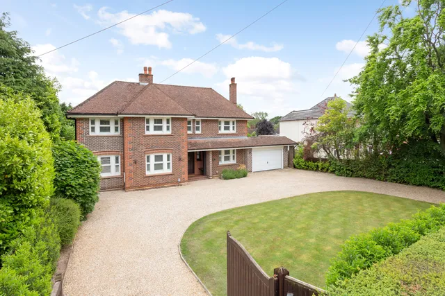 Avenue Road, Farnborough, GU14