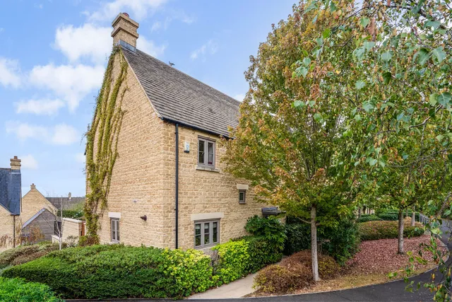 Matthews Walk, Cirencester, GL7