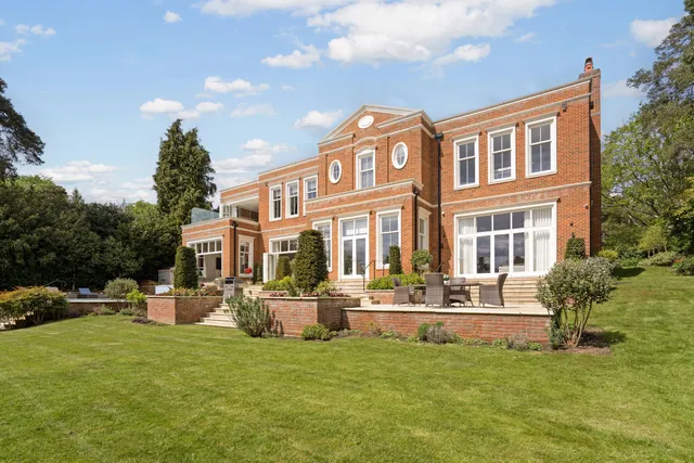Brooks Close, Weybridge, KT13