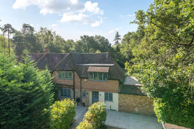 Byfleet Road, Cobham, KT11
