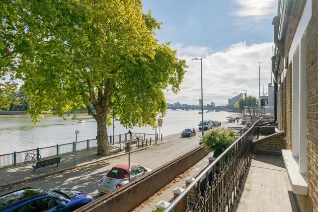 Embankment, London, SW15