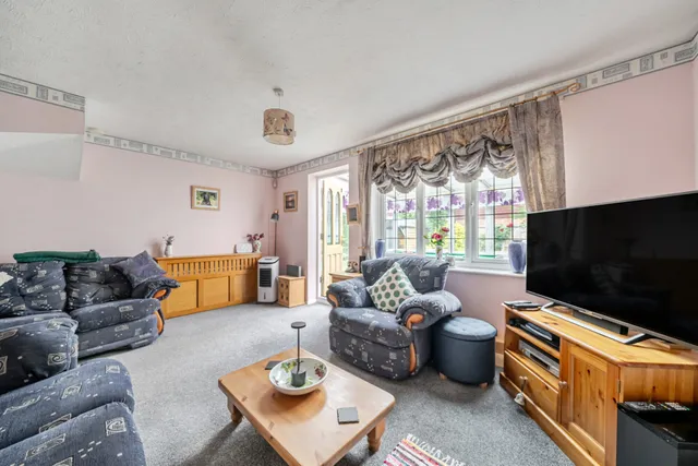 Periwinkle Close, Lindford, GU35