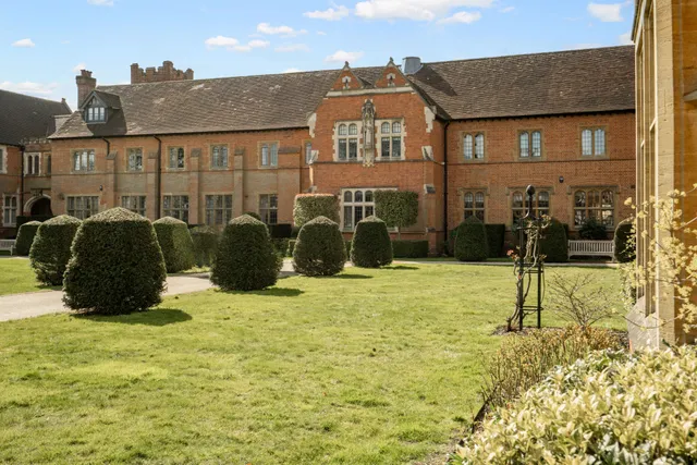 Abbey Gardens, Reading, RG7