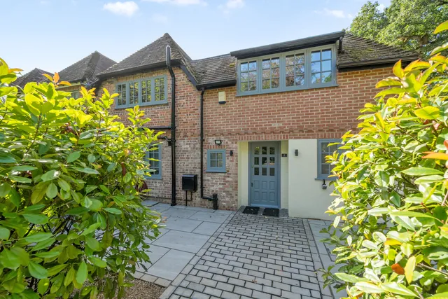 Byfleet Road, Cobham, KT11