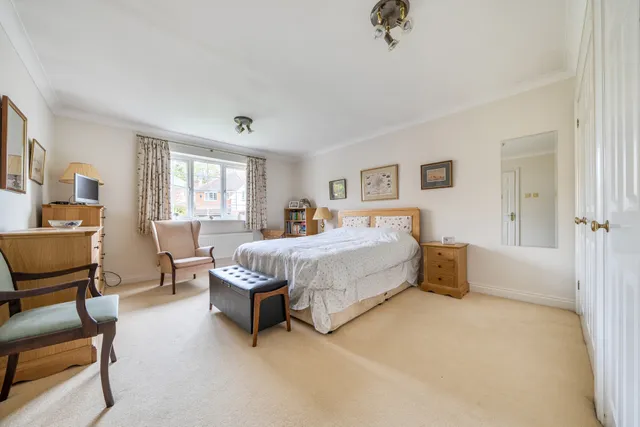 White House Walk, Farnham, GU9