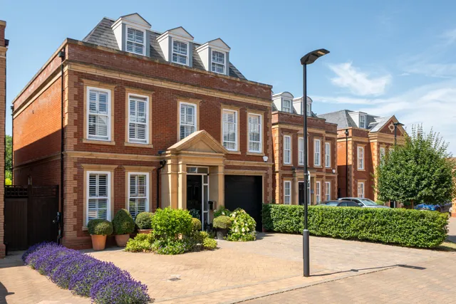 Pine Lodge Way, Epsom, KT19