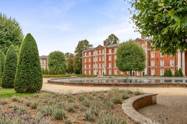 Peninsula Square, Winchester, SO23