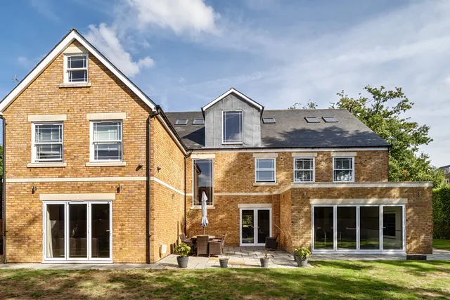 Benfleet Close, Cobham, KT11