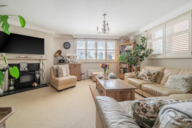 Longbourn, Windsor, SL4