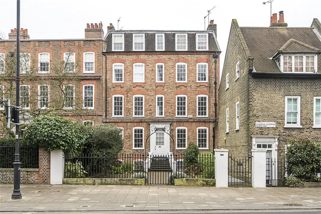Clapham Common North Side, London, SW4
