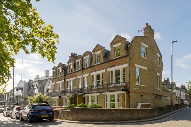 Embankment, London, SW15