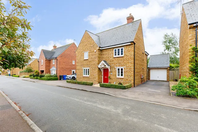 Centenary Road, Middleton Cheney, OX17