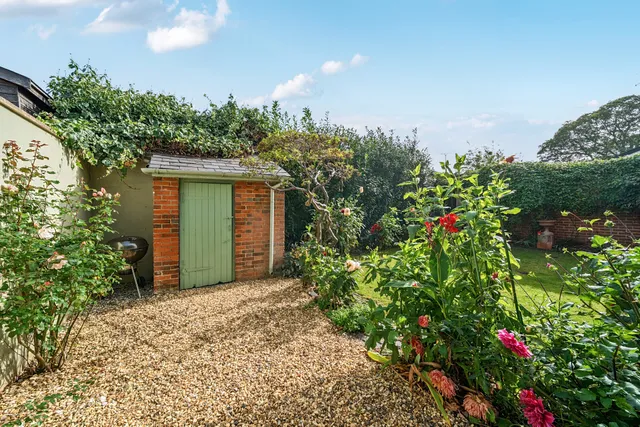 West End Grove, Farnham, GU9