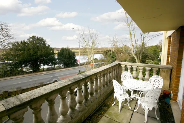 Portsmouth Road, Surbiton, KT6