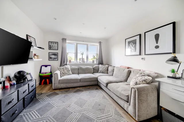 Ceres Crescent, Epsom, KT17