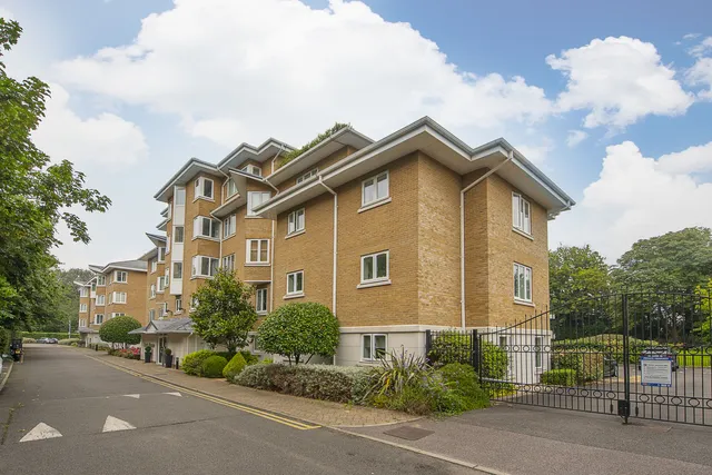 Strand Drive, Richmond, TW9