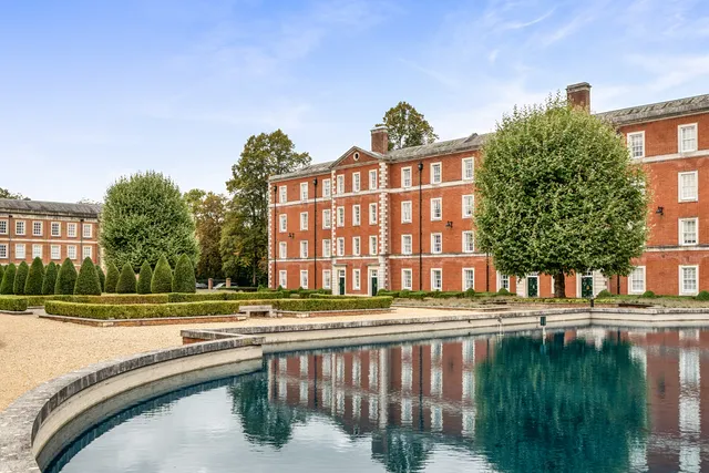 Peninsula Square, Winchester, SO23