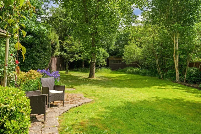 Hale House Lane, Churt, Farnham, GU10