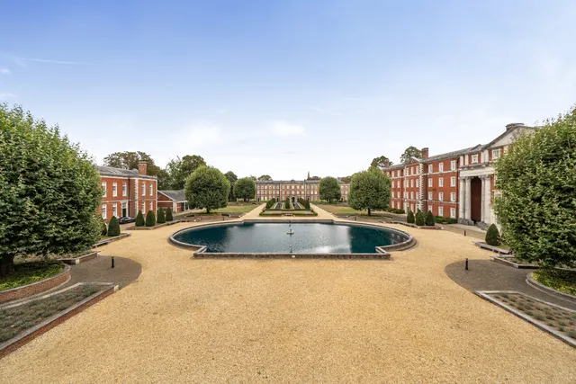 Peninsula Square, Winchester, SO23