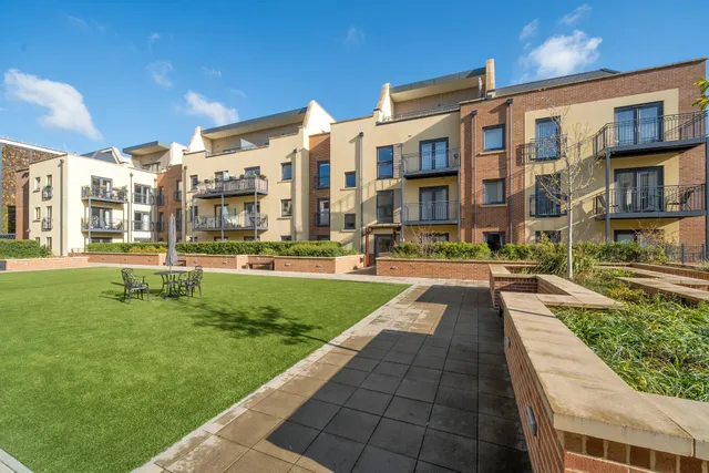 1 Nightingale Walk, Farnham, GU9