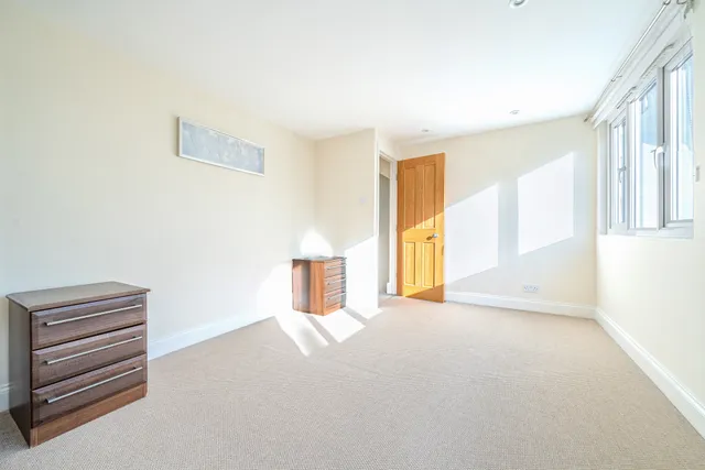 Queens Avenue, Whetstone, N20