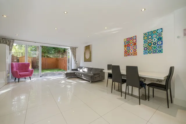 Holford Way, London, SW15