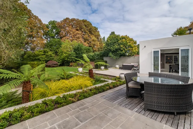 Roedean Crescent, London, SW15